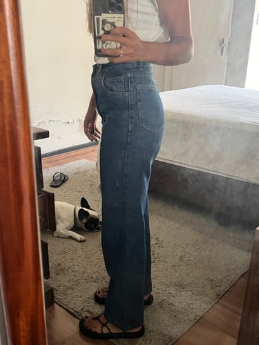 Carolina R. review of Calça Jeans Reta Araçá Azul Médio image 1 out of 3