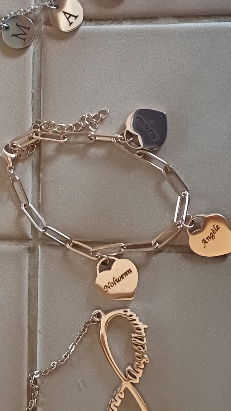 Customer photo review of Bracelet Personnalisé à Cœurs Multiples