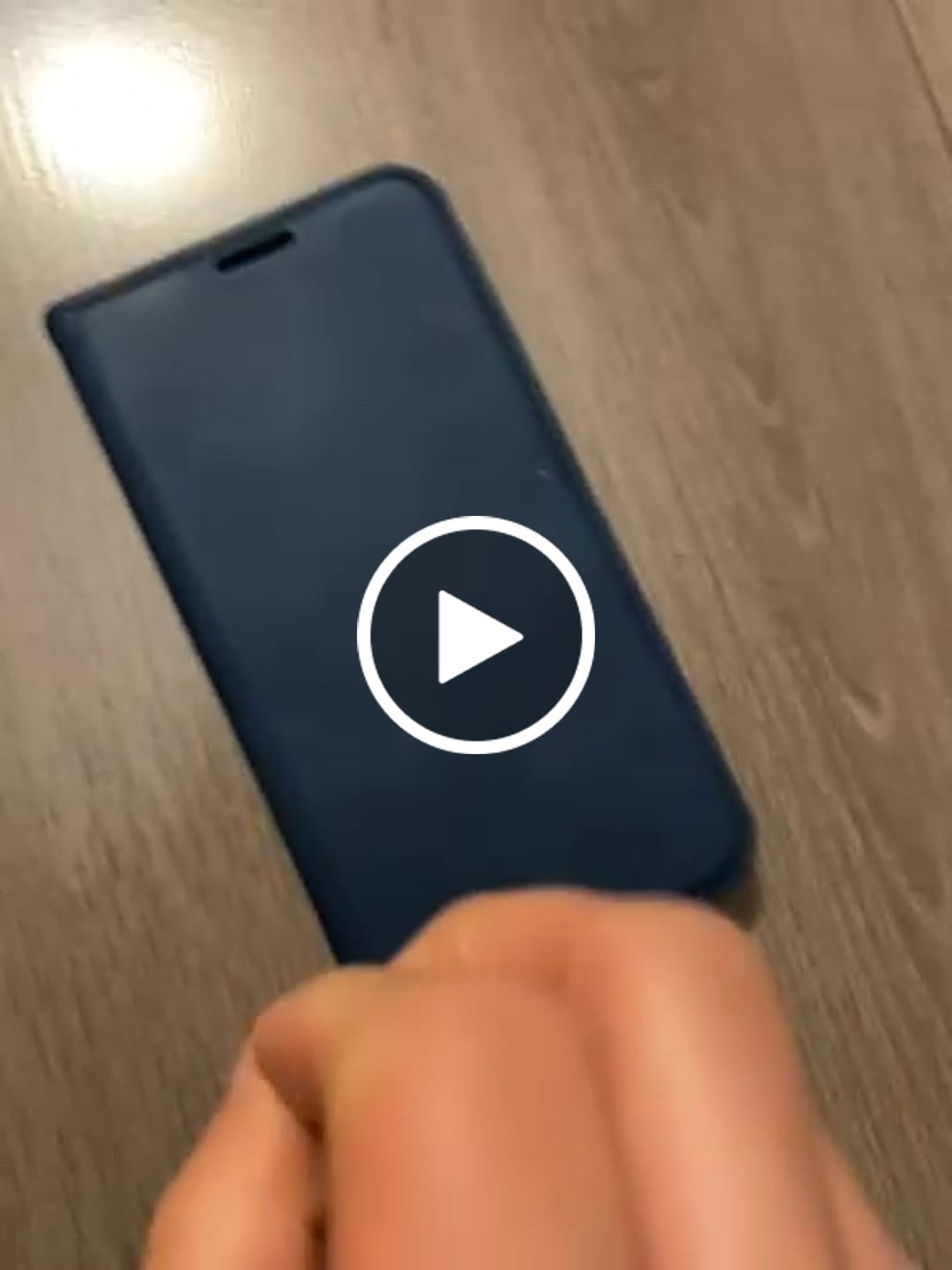 Customer video review of iPhone 12 / 12 Pro - Stand Flip Case Hülle