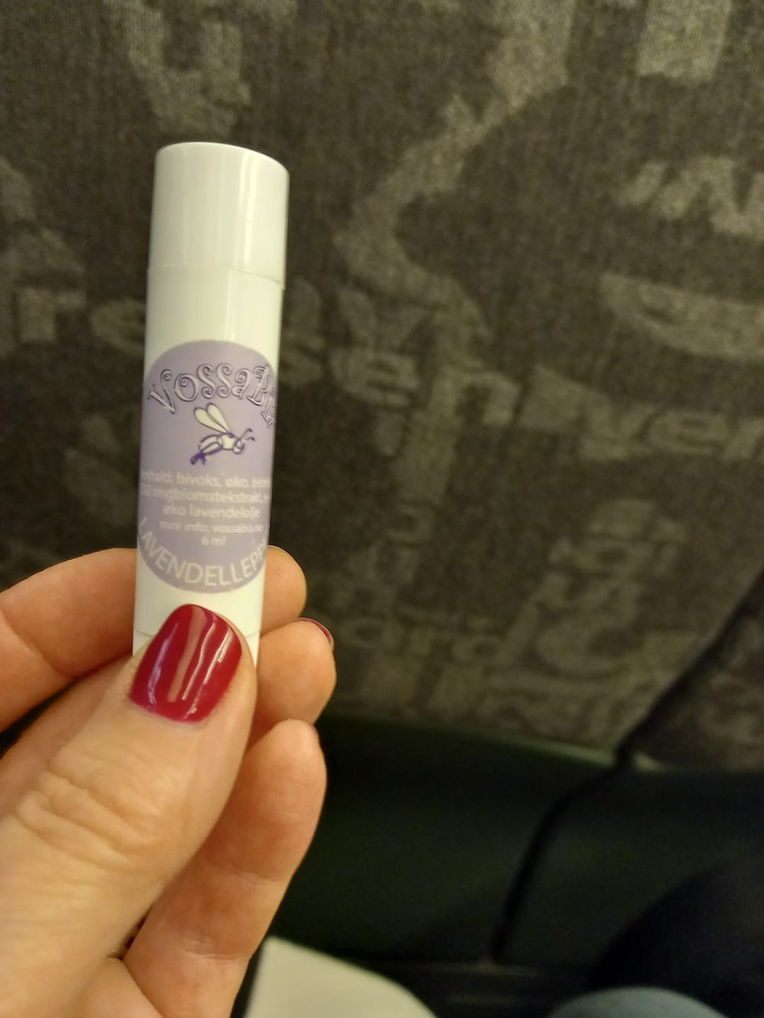 Reseña fotográfica de un cliente sobre el bálsamo labial de lavanda.