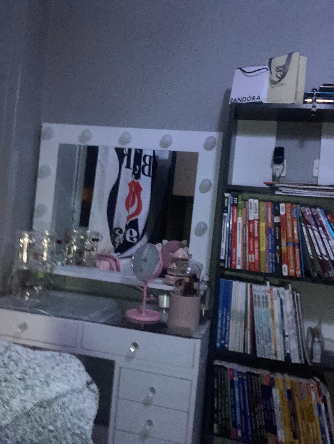 Customer photo review of Rani BJ117 Hollywood Işıklı Aynalı Kulis Makyaj Masası Cam Tablalı 7 Çekmeceli Takı Düzenleyici Beyaz