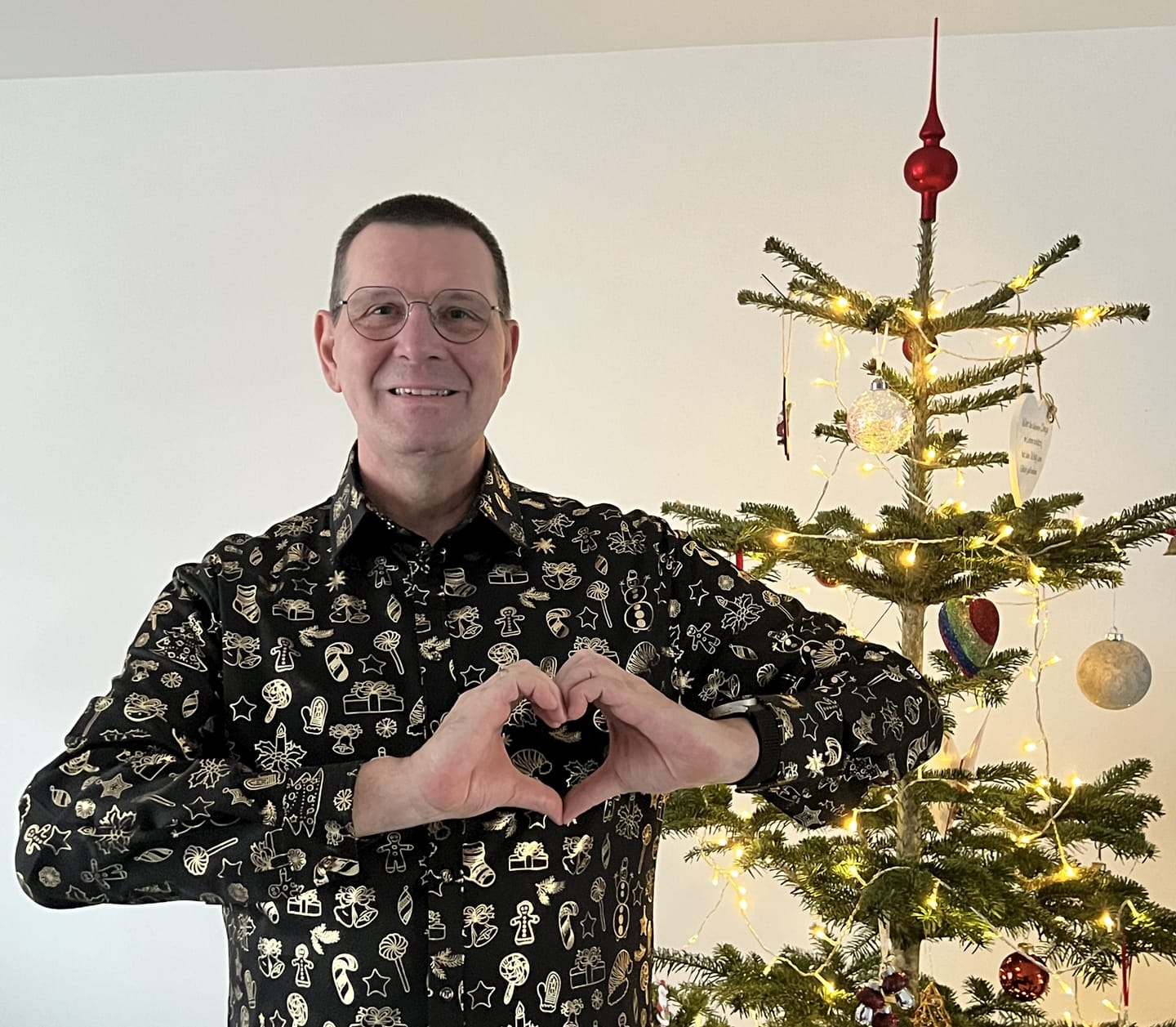 Customer photo review of Herren Glänzendes Langarm Schwarz Weihnachtshemd