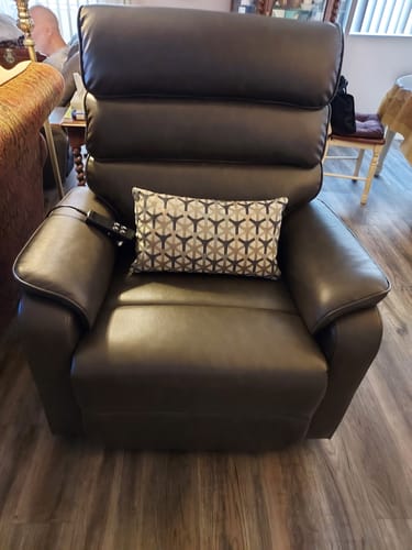 Customer photo of an Irene House 9188ET lift recliner at home