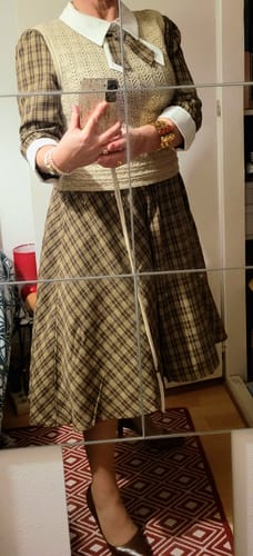 Customer photo review of Robe à carreaux marron à revers et nœud des années 1950