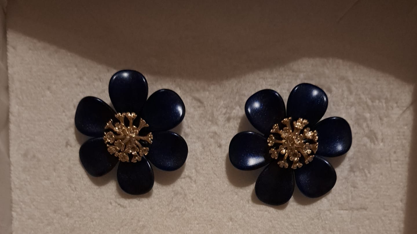 Customer photo review of Orecchini Petalo Blu Seta con fiore centrale