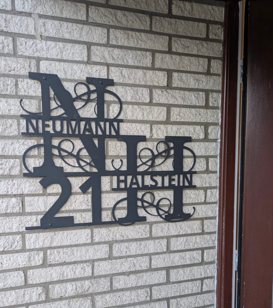 Customer photo review of Hausnummern-Monogramm zweizeilig mit Namensinitialien und kompletten Vor-und Nachnamen (personalisierbar)