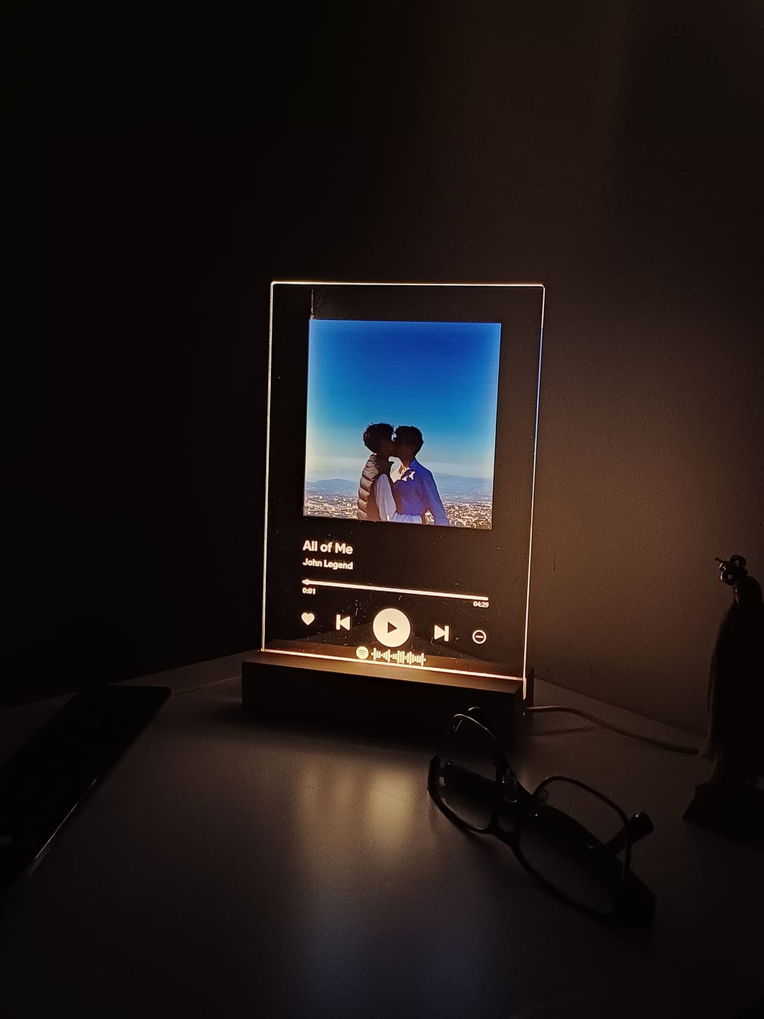 Customer photo review of Lâmpada Spotify Personalizável (Foto & Música)
