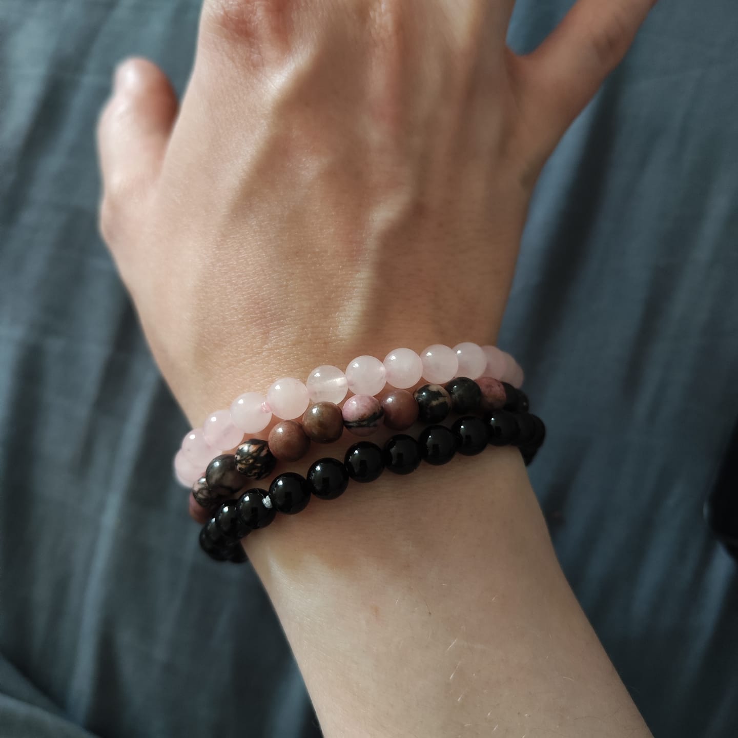 Customer photo review of Trio de Bracelets "Paix & Équilibre" en Onyx, Quartz Rose & Rhodonite