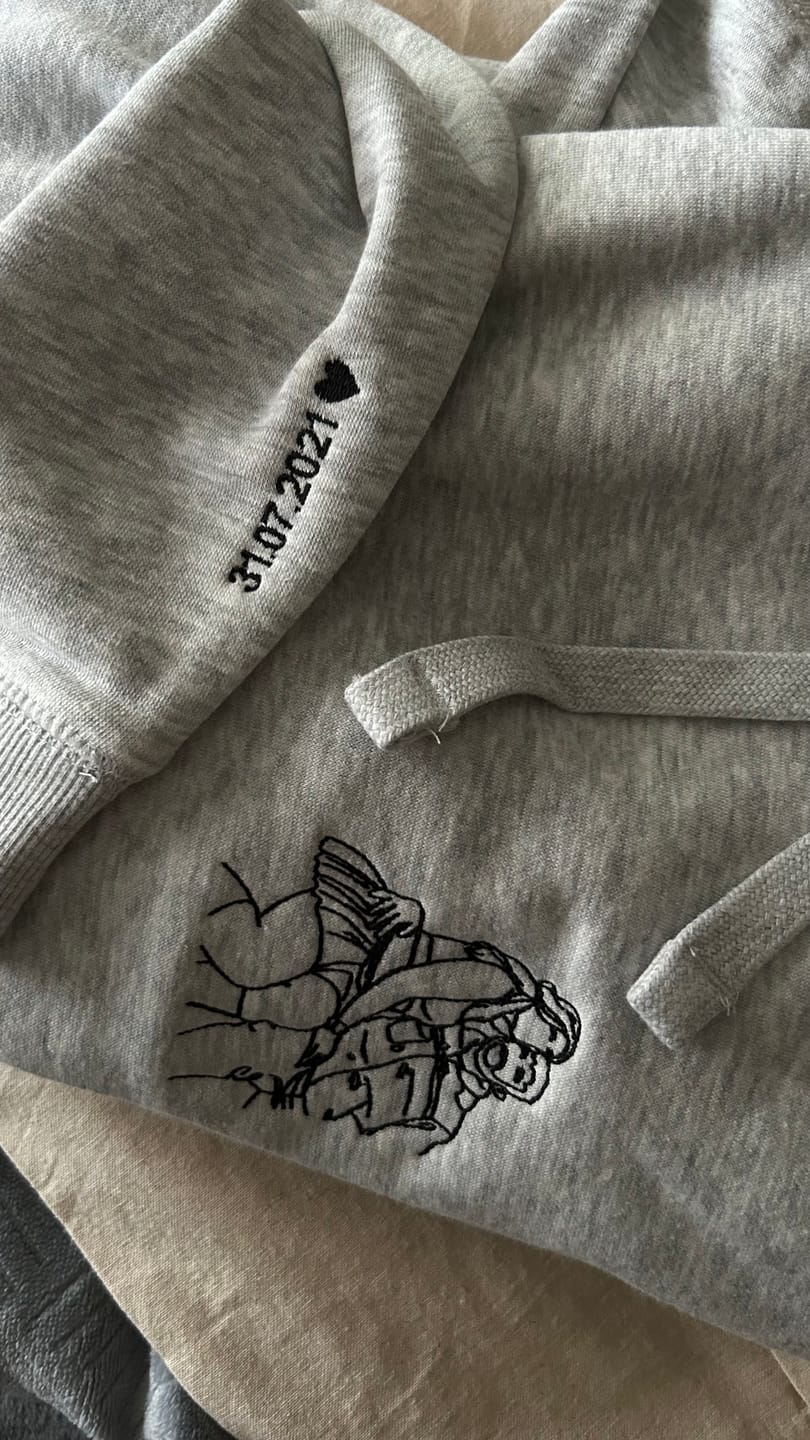 Customer photo review of Hoodie Retrato Line Art Personalizável