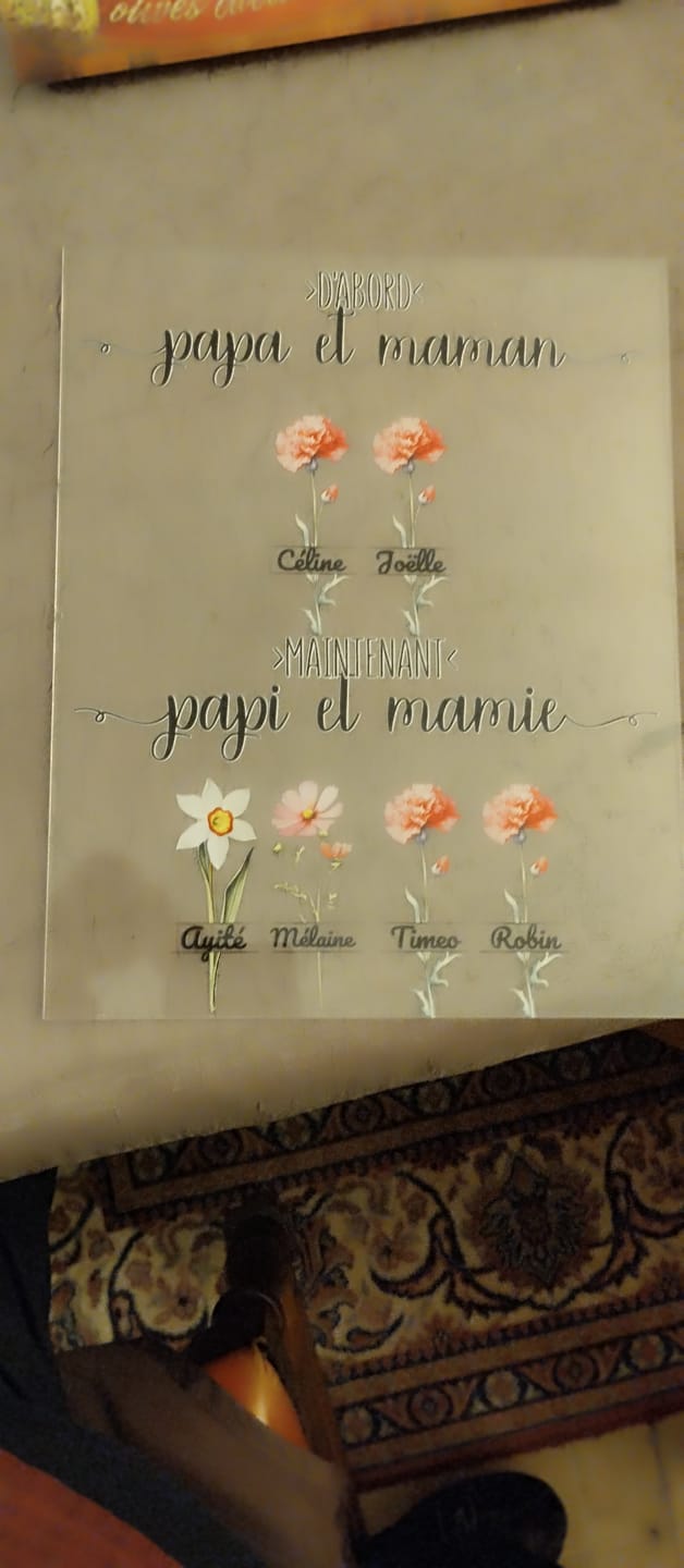 Customer photo review of >D'abord maman Maintenant mamie< Fleurs d'anniversaire jardin | Personalisiertes Acrylglas Fête des mères