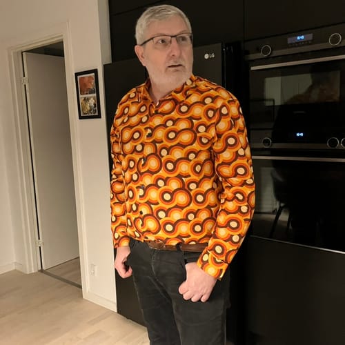 Customer photo review of Chemise à manches longues à boutons rétro orange des années 70 pour homme, motif géométrique vintage