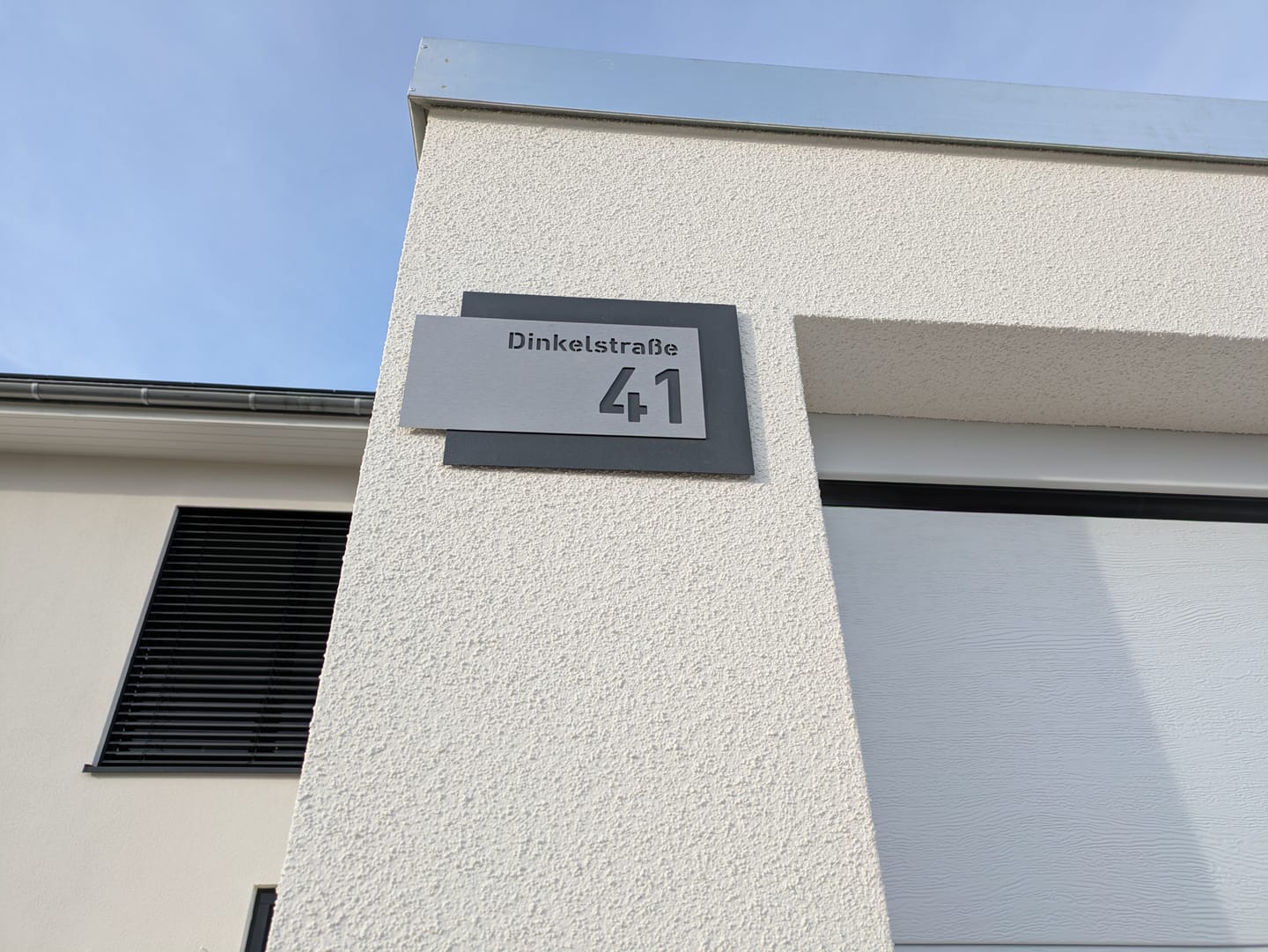 Customer photo review of Edelstahl-Hausnummer mit Straße, mit 3D Effekt, Rückplatte pulverbeschichtet in DB703, Frontblende in Edelstahl