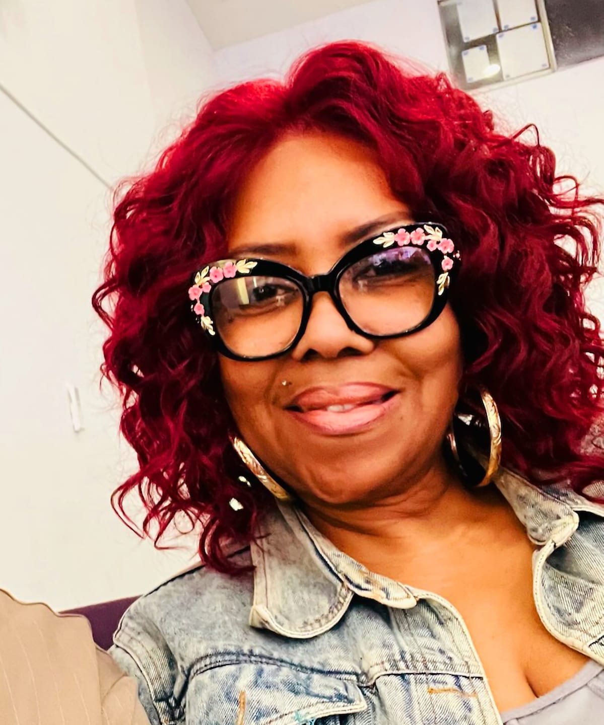 Customer photo review of Outre Airtied Glueless Human Hair Blend 13x6 HD Lace Front Wig - HHB-LOOSE DEEP 12"