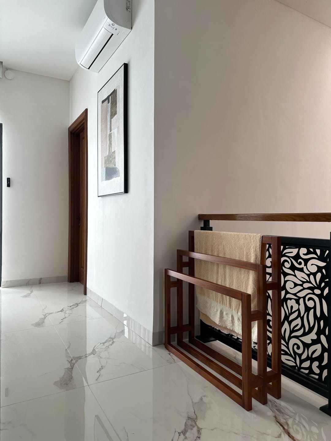 Customer photo review of Exclusive Tiered Teak Towel Rack