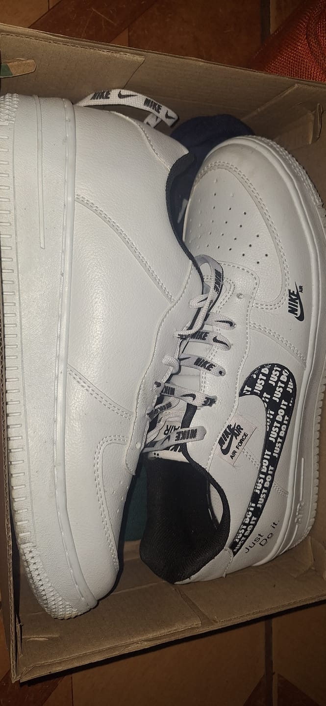 Customer photo review of Tenis 270 Blanco Negro Negro
