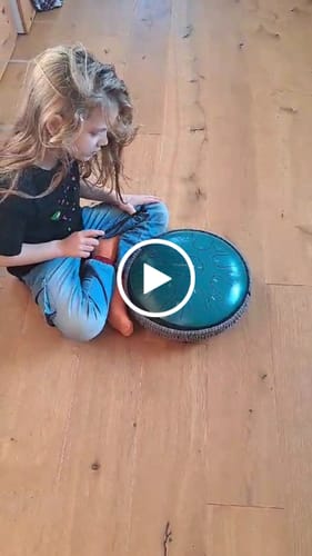 Customer video review of Sonodrum Zungentrommel - "Premium" - Handgefertigt - 35,5cm - 15 Zungen - C-Dur