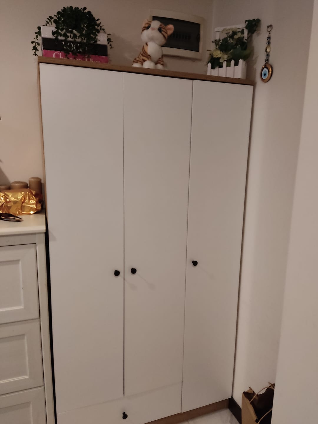 Customer photo review of Rani BA117 Gardırop Elbise Dolabı 3 Kapaklı 1 Çekmeceli 6 Raflı 1 Askılı Sepet Ceviz - Beyaz