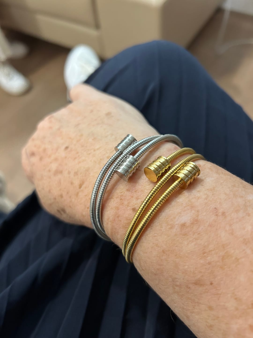 Customer photo review of Bracelete Espiral Tríplice Banhada em Ouro 18K