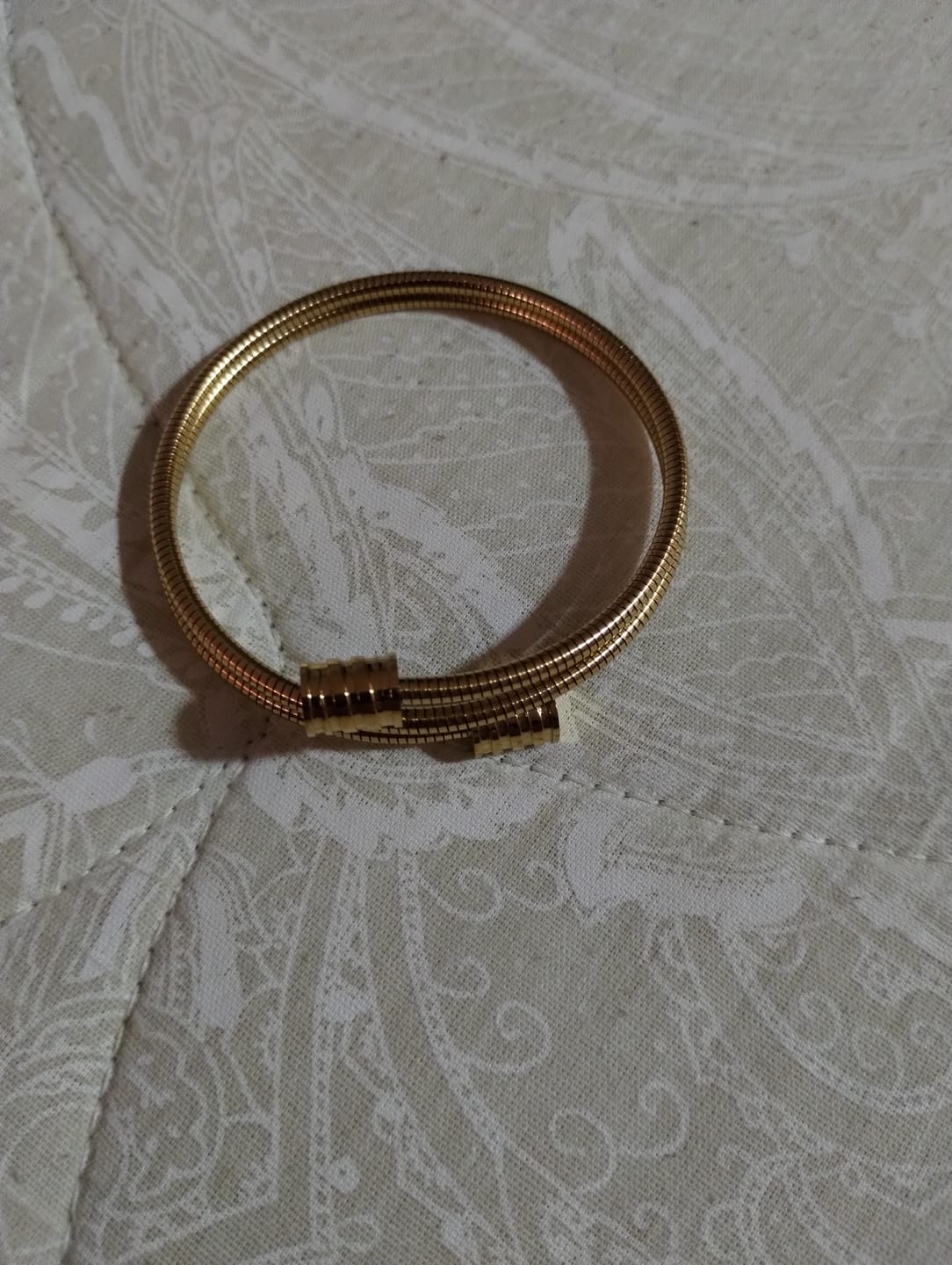 Customer photo review of Bracelete Espiral Tríplice Banhada em Ouro 18K