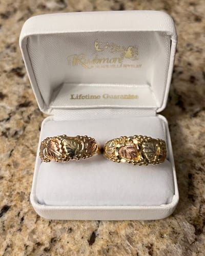 Customer photo review of Splendid Foliage - Black Hills Gold Mens Ring