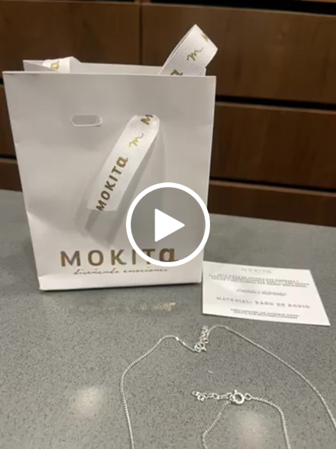 Customer video review of Collar infinito con dos iniciales
