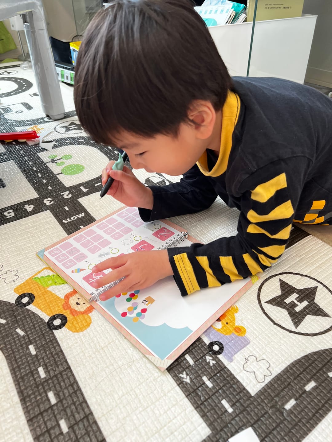 Customer photo review of 文字が消える!?まほうのドリル （アルファベット・ローマ字 / 小学英語 ３年生）