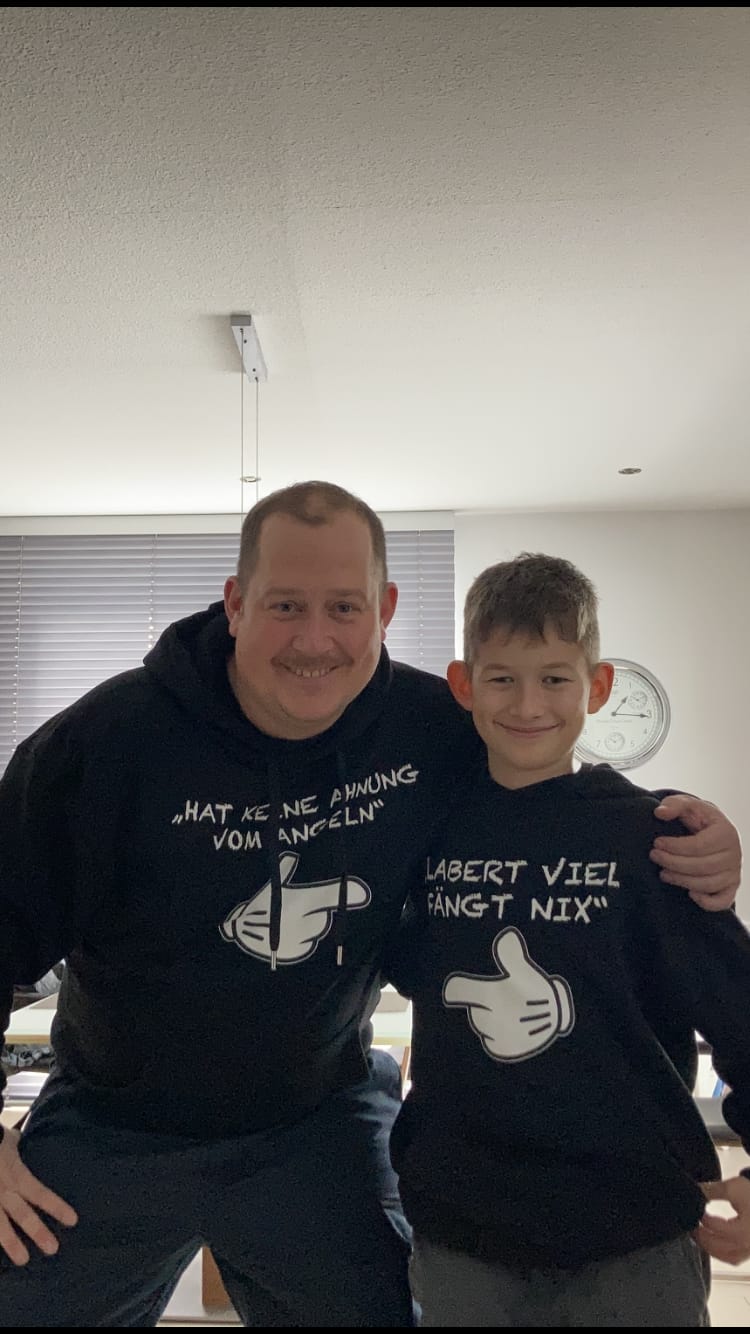 Customer photo review of Keine Ahnung vom Angeln - Premium Hoodie #frontprint