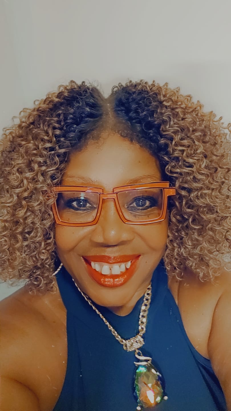 Customer photo review of Outre Melted Hairline Kinky Soft Edges Glueless HD Lace Front Wig - KINKYSOFT 3