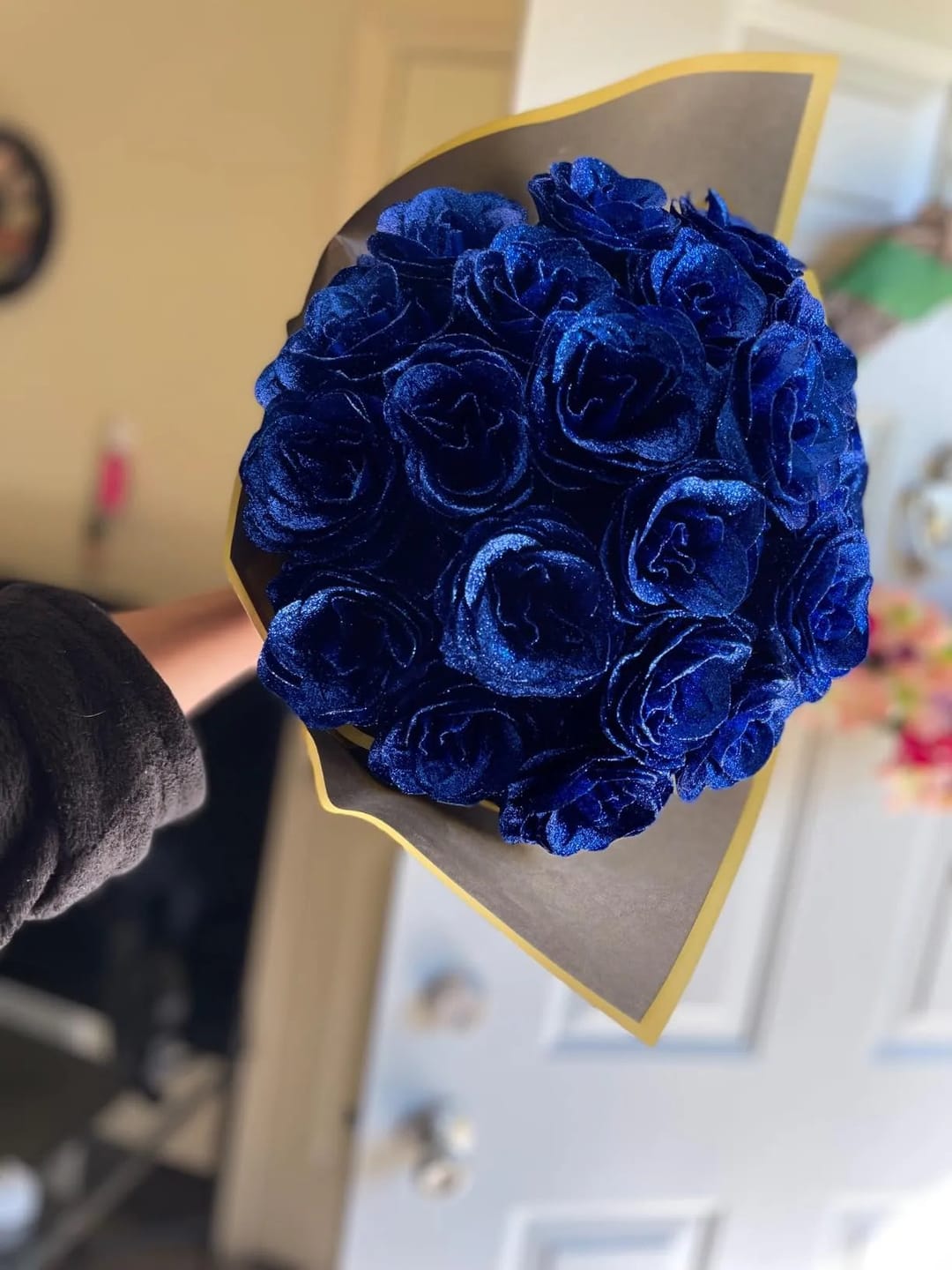 Customer photo review of Glitter Rose Bouquet Gift for Girlfriend & Boyfriend | Couple Anniversary Gift