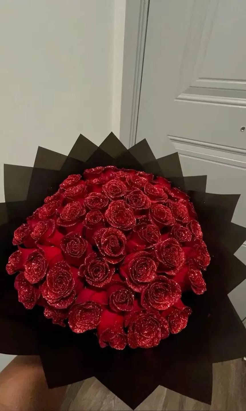 Customer photo review of Glitter Rose Bouquet Gift for Girlfriend & Boyfriend | Couple Anniversary Gift