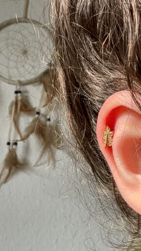 Customer photo review of Heavenly Leaf Ohr Piercing 18K Vergoldet