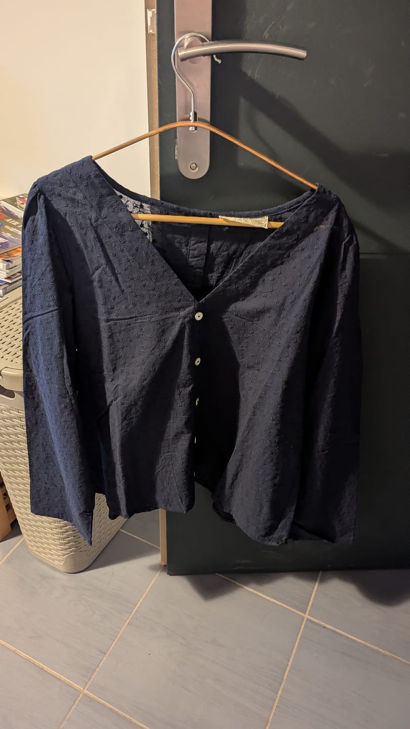 Customer photo review of Blouse Flora - broderie bleu marine