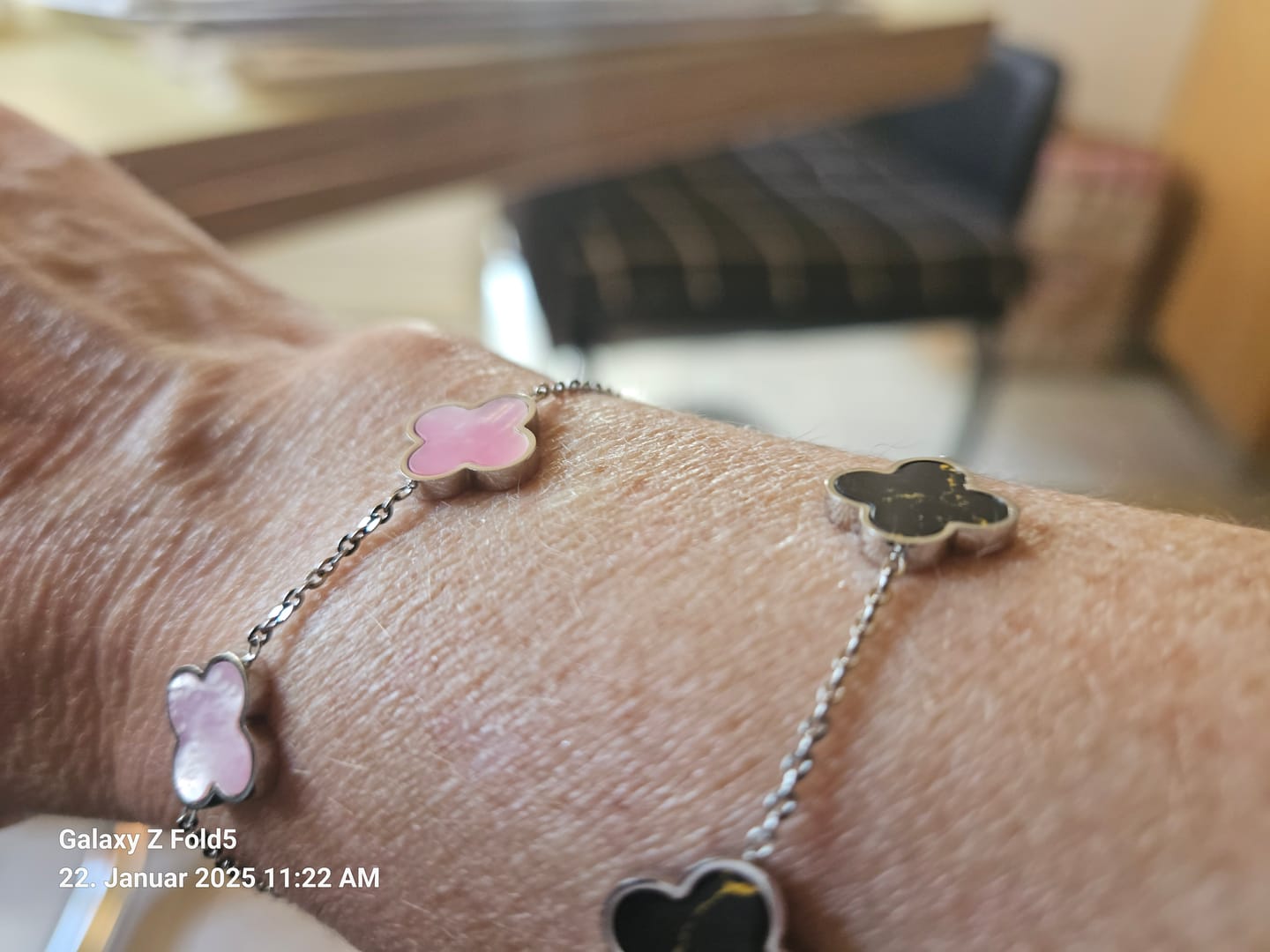 Customer photo review of Black-Gold Clover Armband | 18K vergoldet