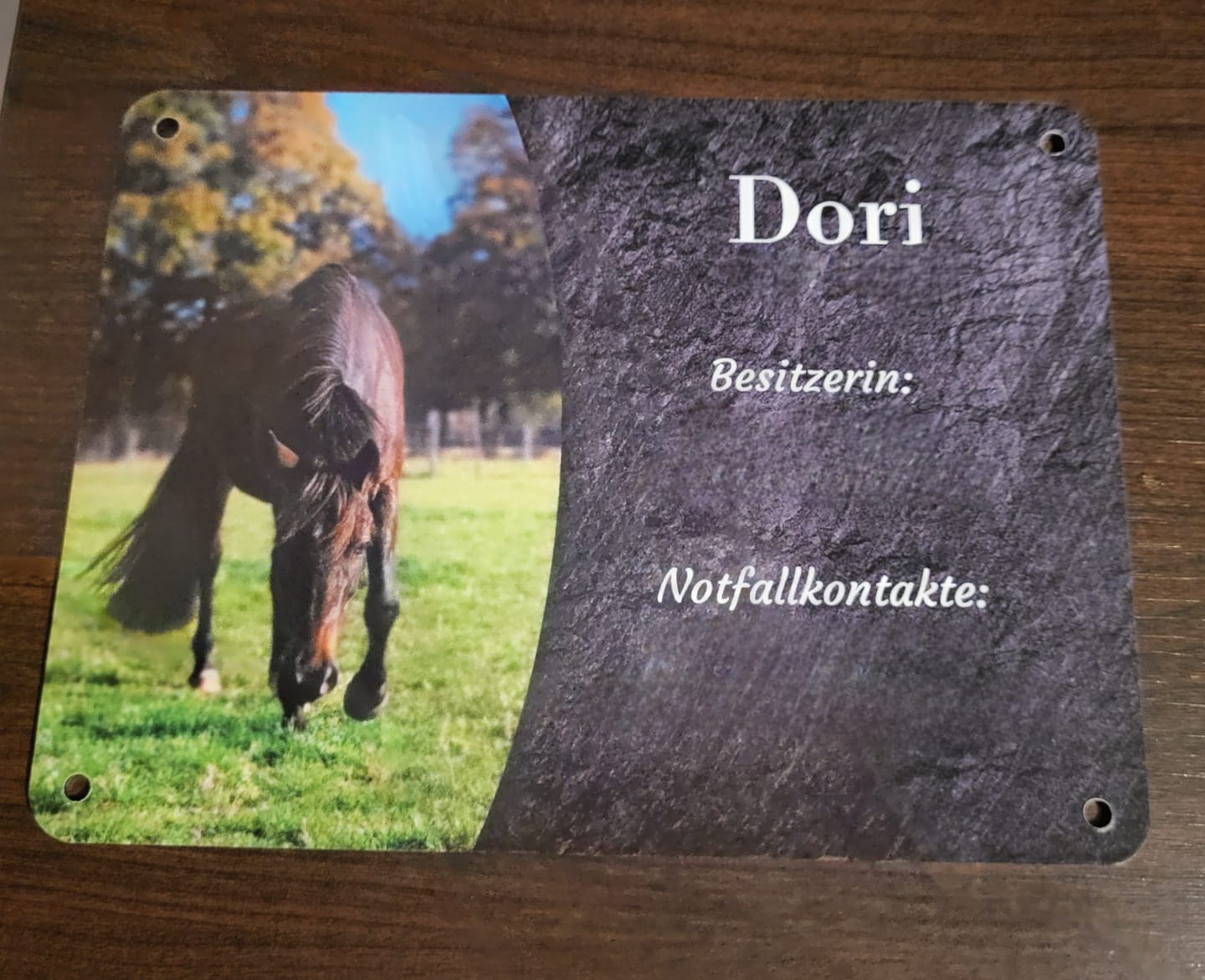 Customer photo review of Pferde Boxenschild mit Foto & Wunschtext (UV- und wetterfest)