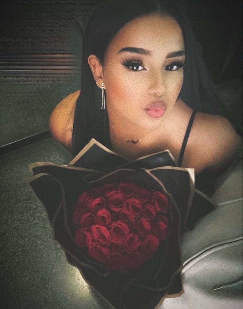 Customer photo review of Glitter Rose Bouquet Gift for Girlfriend & Boyfriend | Couple Anniversary Gift