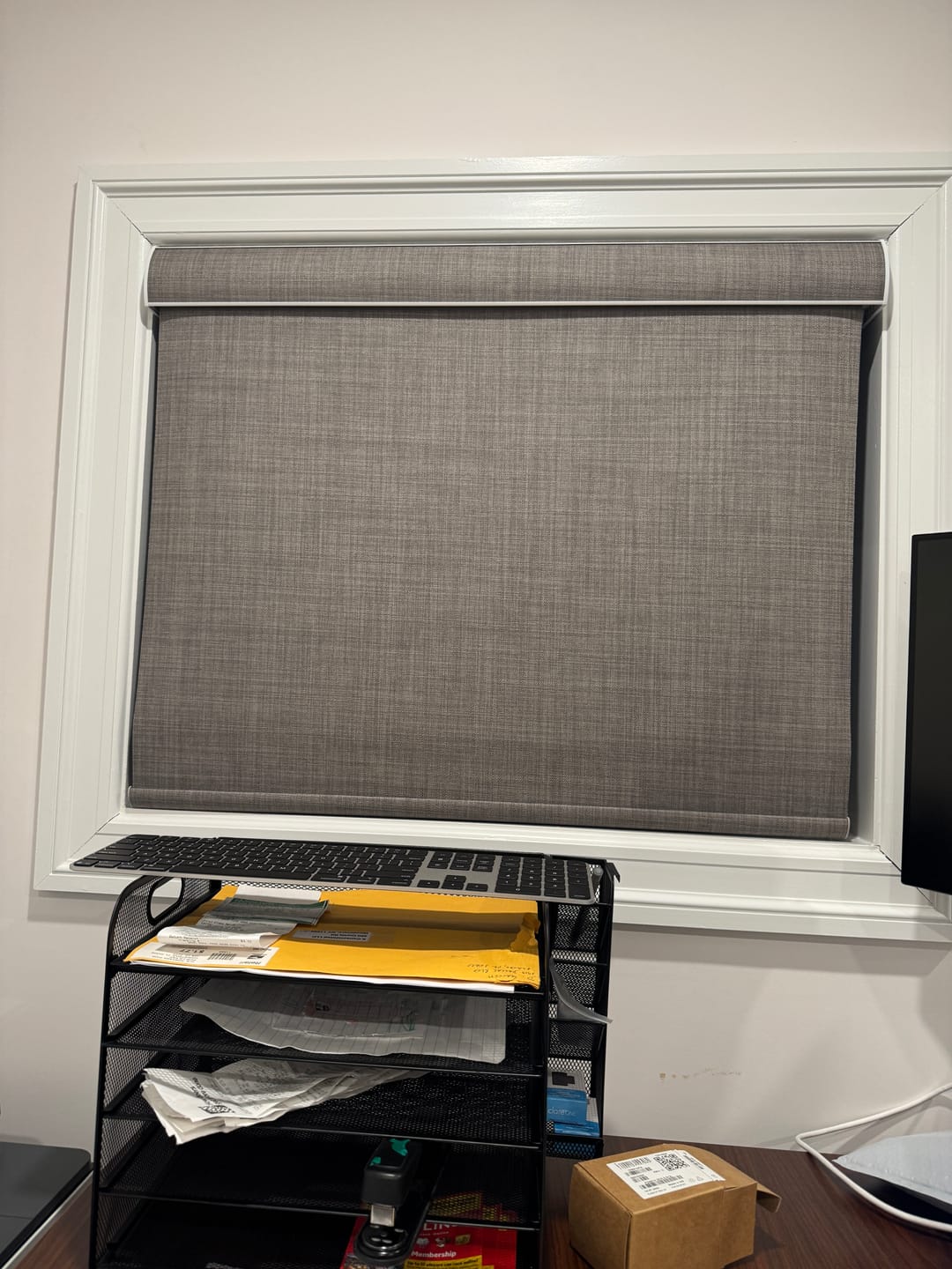 Customer photo review of SmartWings Motorized Roller Shades 100% Blackout Vigor