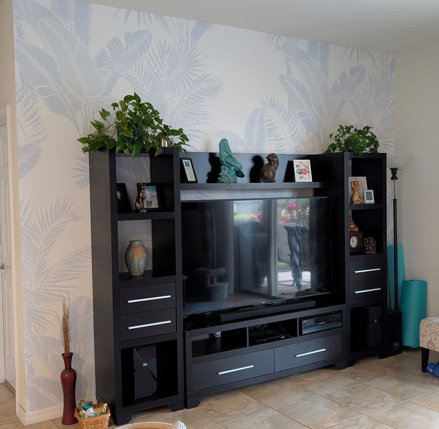 Customer photo review of Luxe Tropical in Light Blue Wallpaper