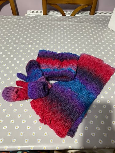 Customer photo review of Sirdar 2428 Hat, Scarf and Mittens in Supersoft Aran (PDF)
