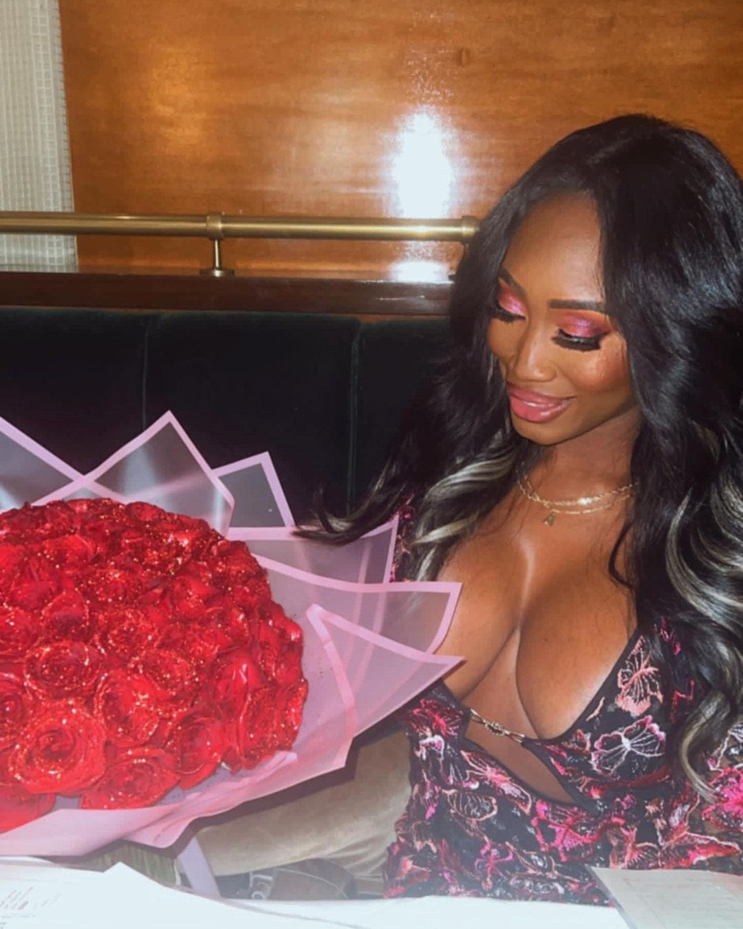 Customer photo review of Glitter Rose Bouquet Gift for Girlfriend & Boyfriend | Couple Anniversary Gift