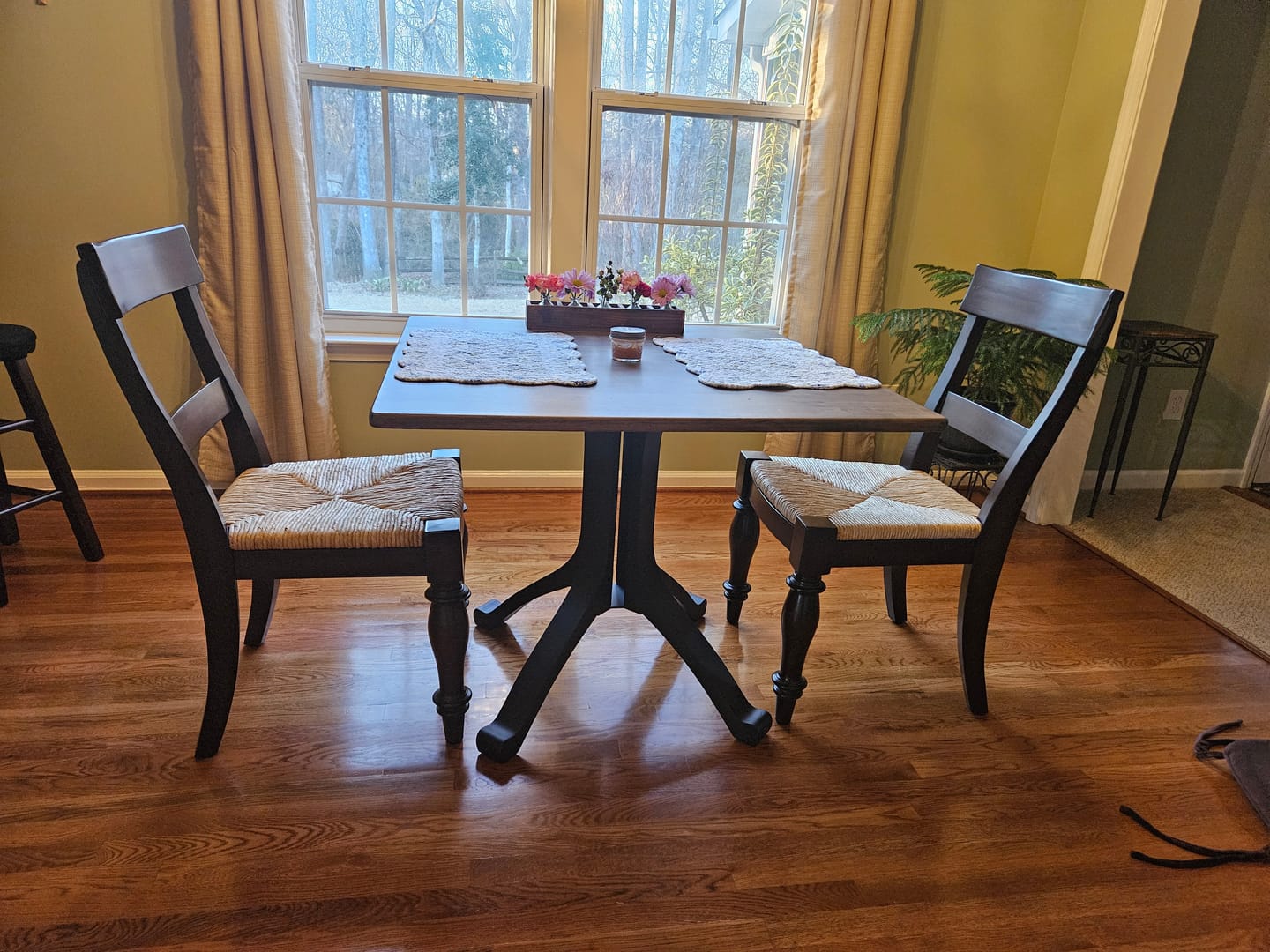 Customer photo review of Table Base 213 Wishbone 28H for Round Dining Tabletop