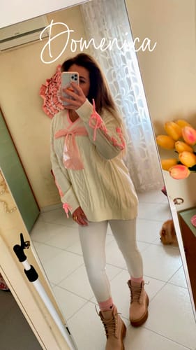 Customer photo review of Maglione con fiocco in raso - fondo bianco