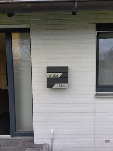 Customer photo review of AlbersDesign Briefkasten B1 anthrazit (RAL7016) personalisiert mit Edelstahl-Schildern