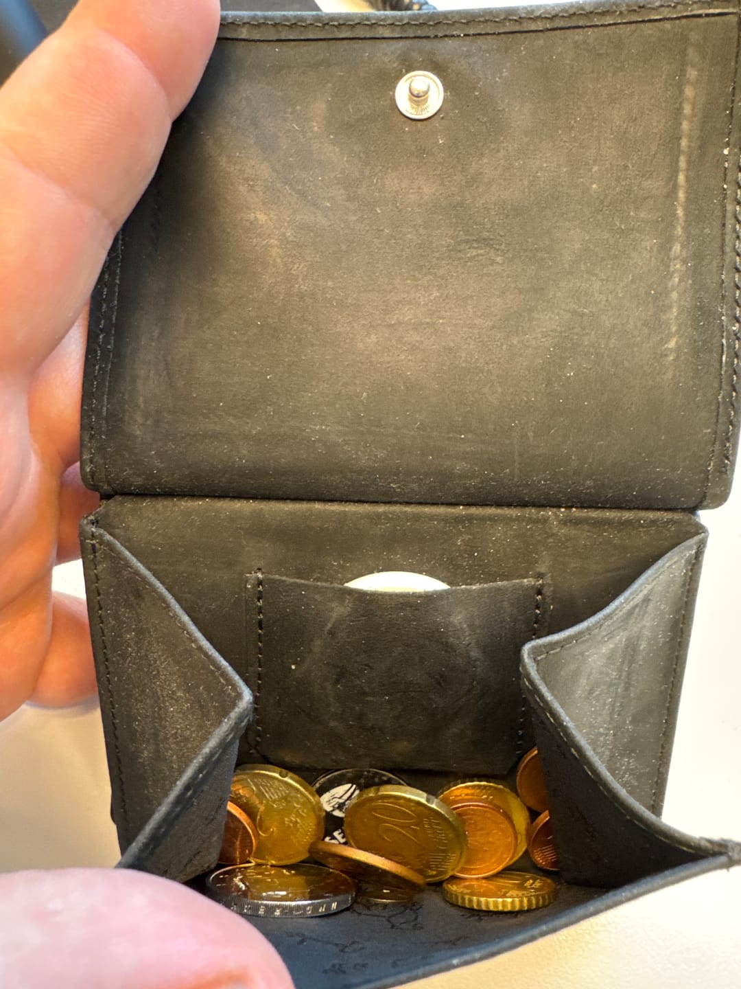 Customer photo review of Slimstar AirTag-Edition slim wallet with large coin pocket