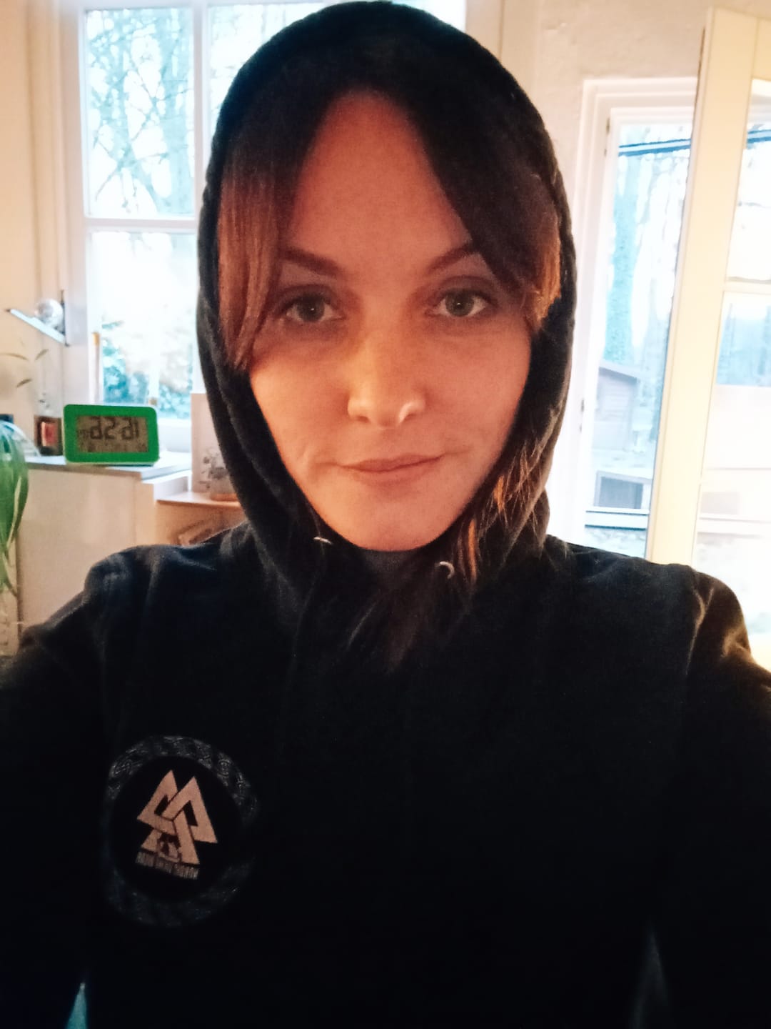 Customer photo review of Schildmaiden Hoodie mit Algiz-Rune – Nordisches Schutzsymbol