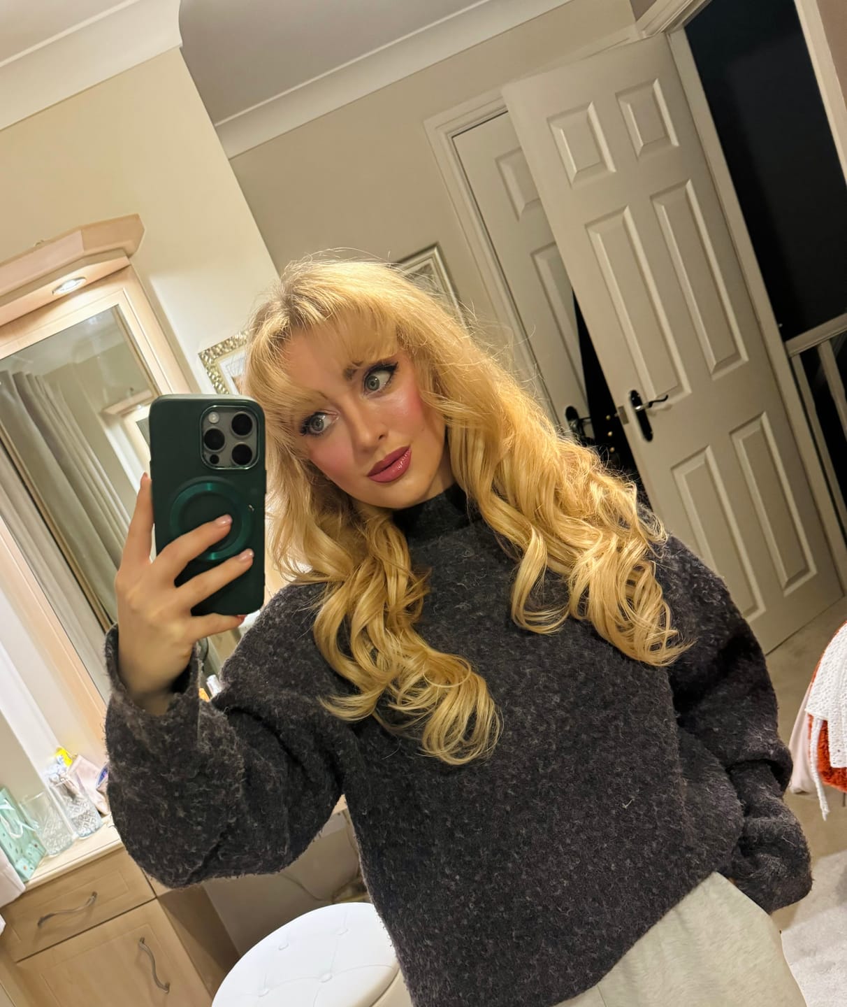 Customer photo review of Stranded 18" Seamless Five Piece Clip-in Human Hair Extension (105g) #16/613 Sweetheart
