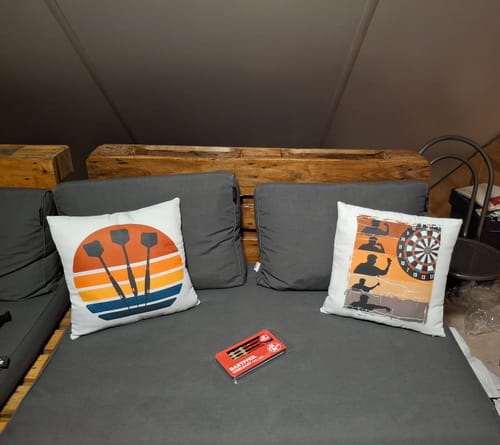 Customer photo review of Vintage Kissen mit Füllung 40x40 Dartspieler Geschenk mit Grafik Darts  Geschenkidee (Grau)