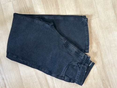 Ana Carolina R. review of Calça Jeans Reta Araçá Preta image 1 out of 1