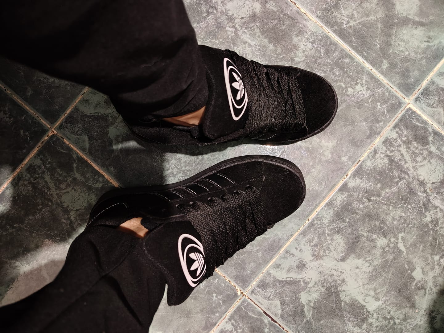 Customer photo review of Tenis Campus Negro Total