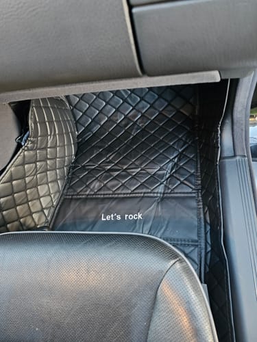 Customer photo review of Personalisierte Auto Fußmatten – Maßanfertigung mit Logo