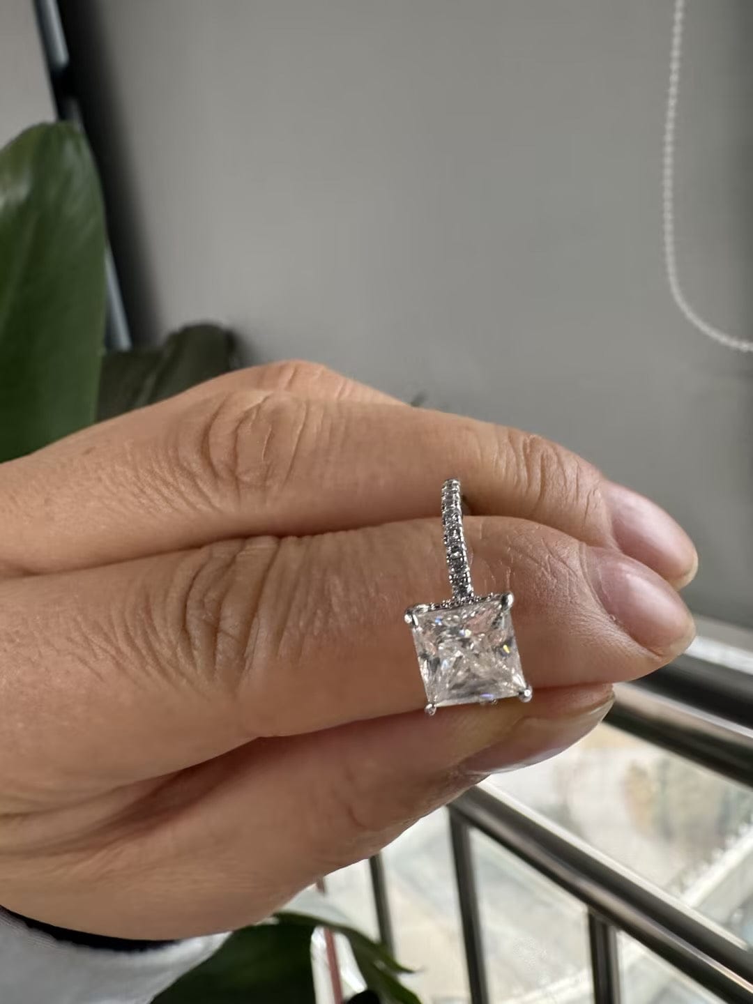 Customer photo review of Rodiffy Moissanite 2.0 Ct ～3.0 Ct Square Princess Cut Bridal Ring